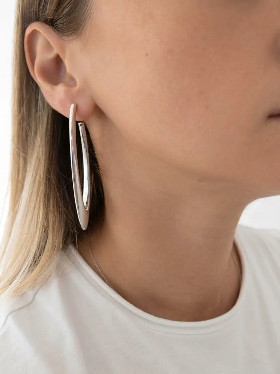 Orecchino pendente a punta in argento 925 OR0138 indossato, con design lungo e superficie luminosa che accompagna il viso, CICCO Gioielleria.