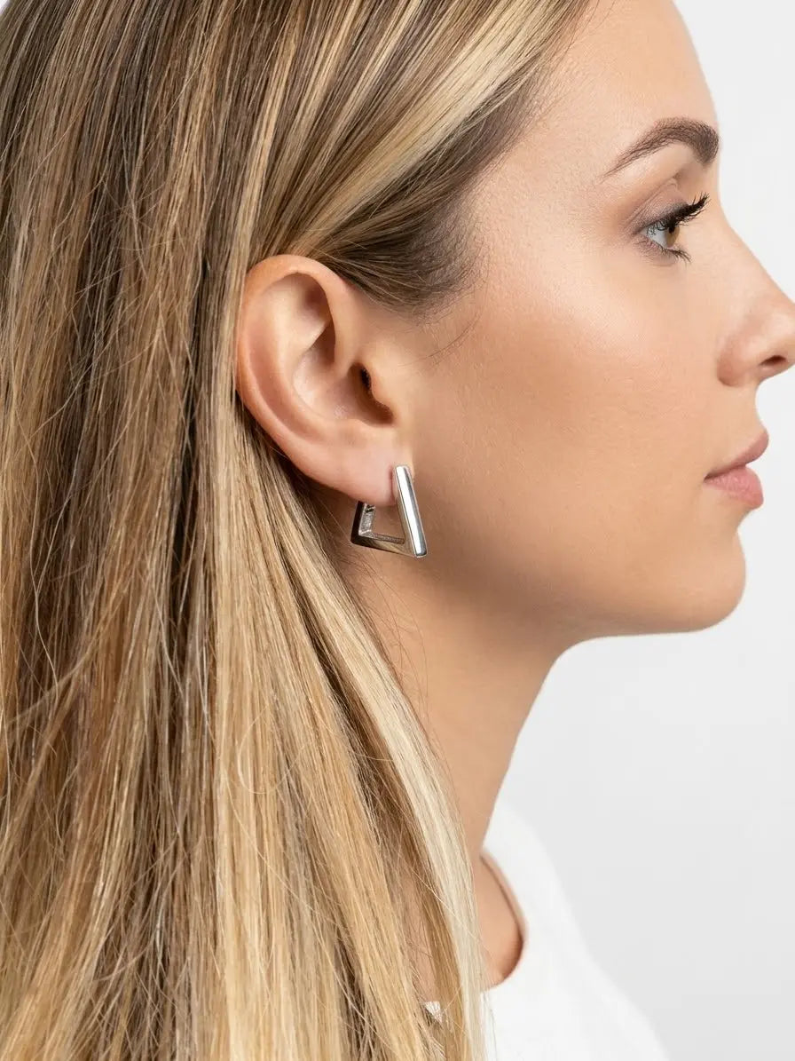 Orecchino triangolare in argento 925 OR0136 indossato, con vista di profilo che valorizza il design geometrico, CICCO Gioielleria.
