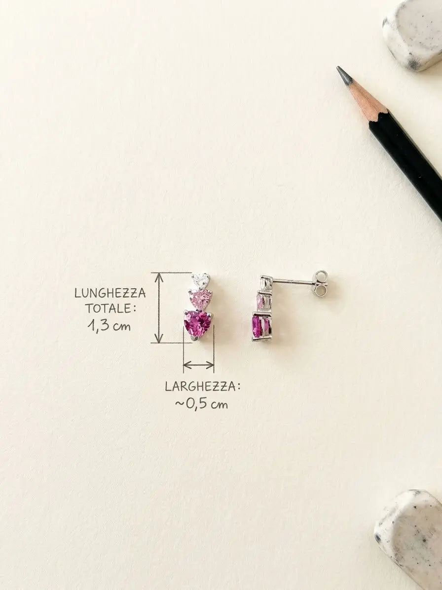 Orecchini OR0176 con tre cuori colorati, lunghezza di circa 1,3 cm, larghezza di 0,5 cm e chiusura a farfallina, CICCO Gioielleria.