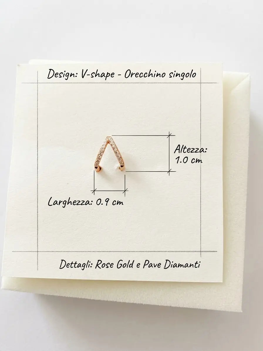 Orecchino a V in argento 925 rosé con punti luce bianchi, con misure indicate: altezza 1 cm e larghezza 0,9 cm, CICCO Gioielleria.