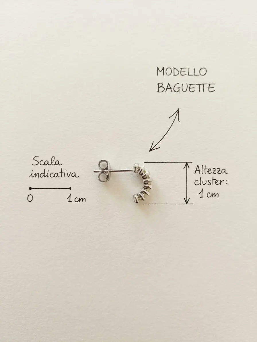 Orecchino OR0175 visto di profilo, con altezza dell’elemento decorativo di circa 1 cm e chiusura a perno e farfallina, CICCO Gioielleria.