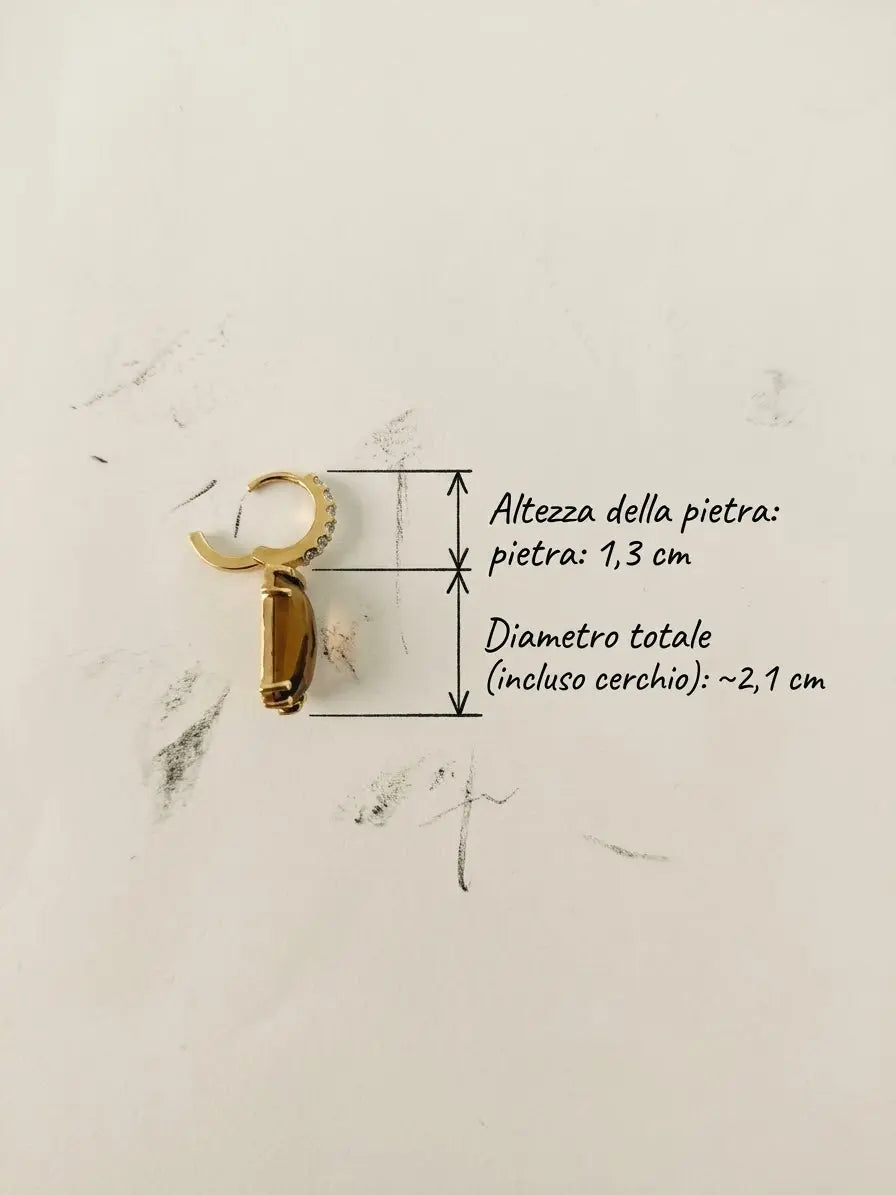Vista laterale del monorecchino OR0149 con indicazioni delle misure, altezza totale circa 2,1 cm, CICCO Gioielleria.
