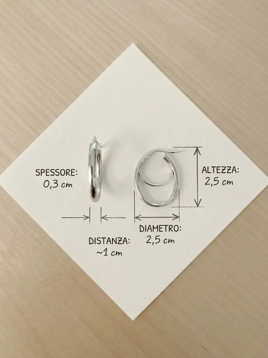Misure degli orecchini ovali OR0165 in argento 925: altezza e larghezza 2,5 cm, spessore 0,3 cm, CICCO Gioielleria.