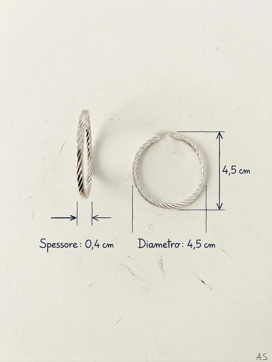 Misure degli orecchini a cerchio rigati OR0166 in argento 925: diametro 4,5 cm e spessore 0,4 cm, CICCO Gioielleria.