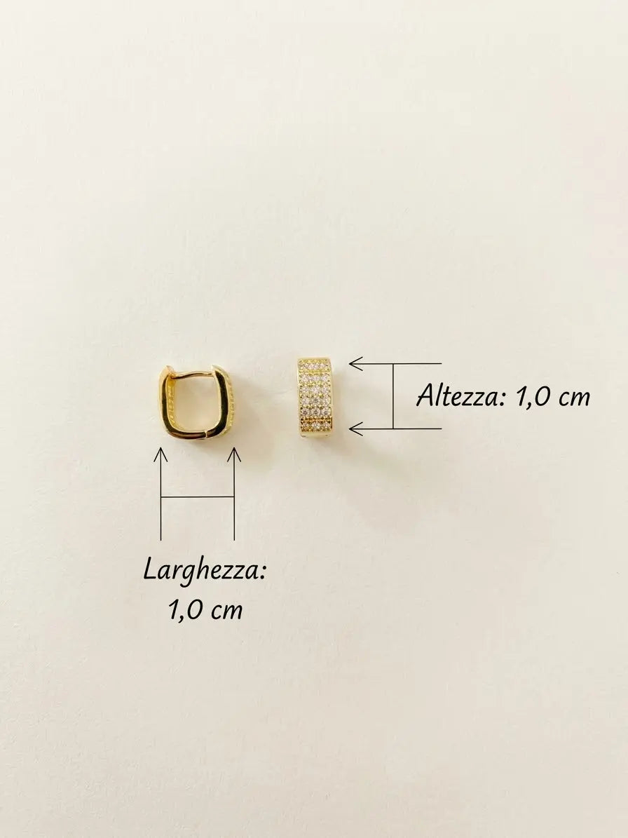Orecchino a cerchio squadrato in argento 925 dorato con zirconi, con misure indicate: altezza 1 cm e larghezza 1 cm, CICCO Gioielleria.