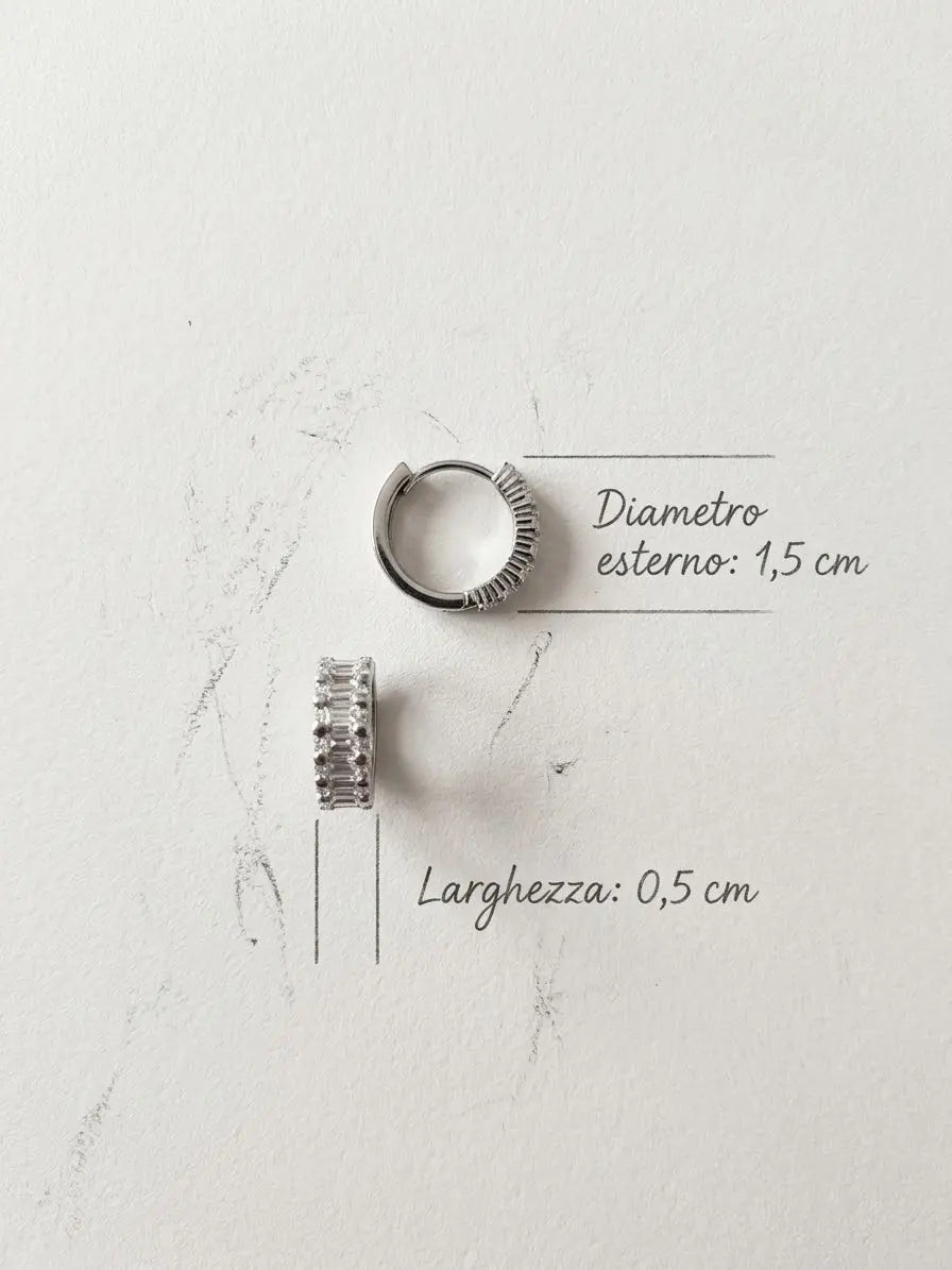 Orecchini a cerchio OR0104 in argento 925 con zirconi bianchi, con indicazione delle misure: diametro esterno 1,5 cm e larghezza 0,5 cm. CICCO Gioielleria.