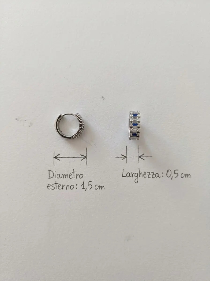 Misure degli orecchini a cerchio OR0157 in argento 925 con zirconi blu: diametro esterno 1,5 cm e larghezza 0,5 cm. CICCO Gioielleria.