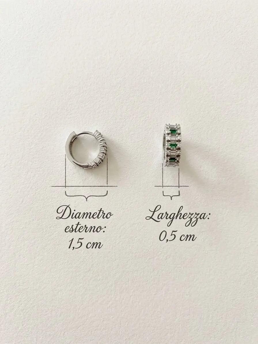 Misure degli orecchini a cerchio OR0158 in argento 925 con zirconi verdi: diametro esterno 1,5 cm e larghezza 0,5 cm. CICCO Gioielleria.