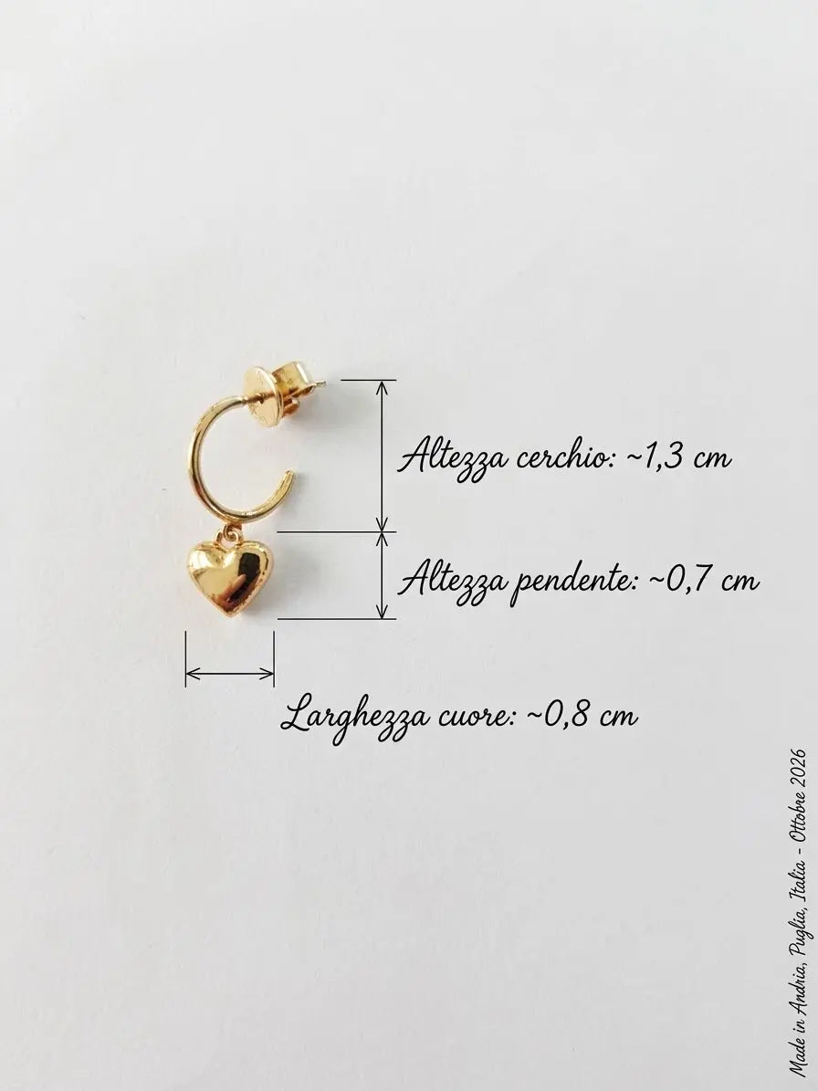 Monorecchino OR0154 con misure: cerchio alto circa 1,3 cm e cuore pendente alto 0,7 cm e largo 0,8 cm, CICCO Gioielleria.