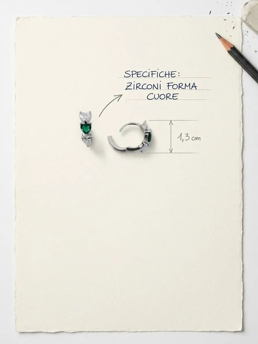 Orecchini a cerchio con zirconi a cuore verdi e bianchi, dettaglio della chiusura aperta e diametro di 1,3 cm, CICCO Gioielleria.