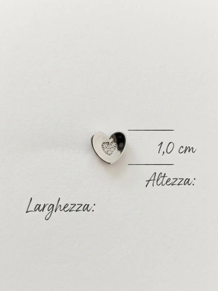 Orecchino a cuore in argento 925 lucido con zirconi nel cuore centrale, con altezza indicata di 1 cm, CICCO Gioielleria.