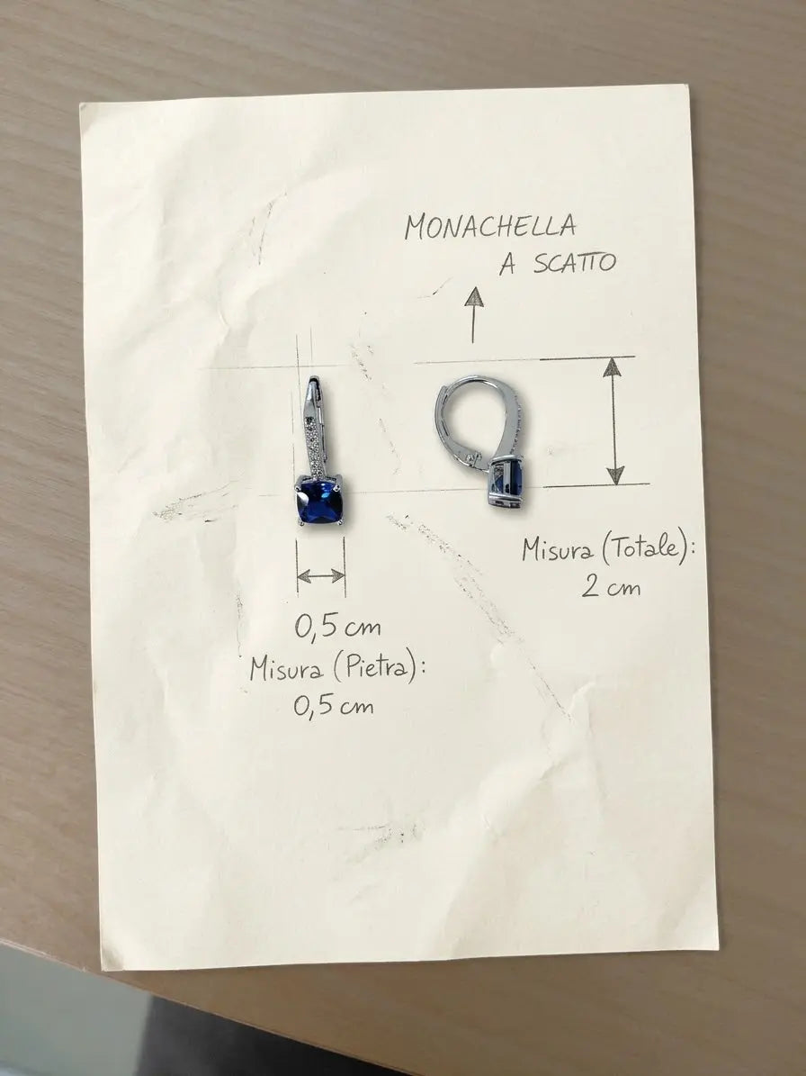 Orecchini OR0178 in argento 925 con monachella a scatto, lunghezza totale 2 cm e pietra blu da 0,5 cm, CICCO Gioielleria.