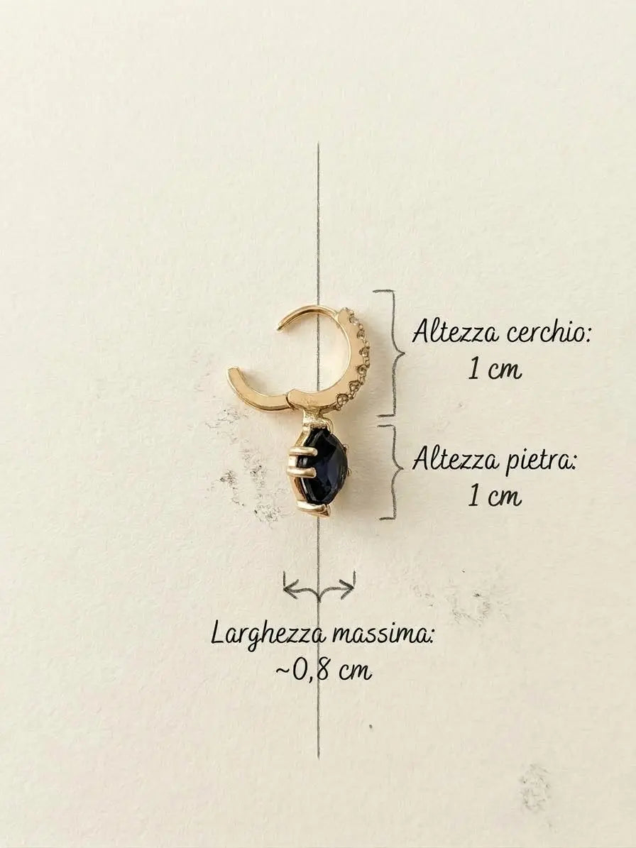 Vista laterale del monorecchino OR0153 con misure: altezza del cerchio e della pietra di 1 cm ciascuno, larghezza massima circa 0,8 cm, CICCO Gioielleria.