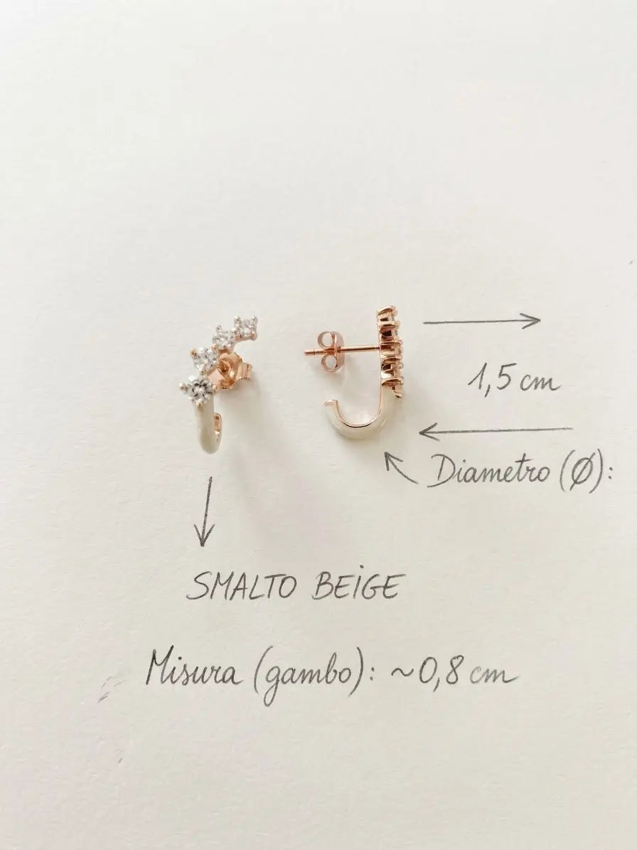 Orecchini OR0171 con smalto beige e zirconi, misura di circa 1,5 cm e gambo di circa 0,8 cm, CICCO Gioielleria.