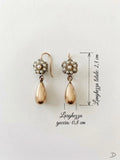 Misure degli orecchini OR0161 con perle e goccia rosé: lunghezza totale 2,3 cm e larghezza della goccia 0,8 cm, CICCO Gioielleria.
