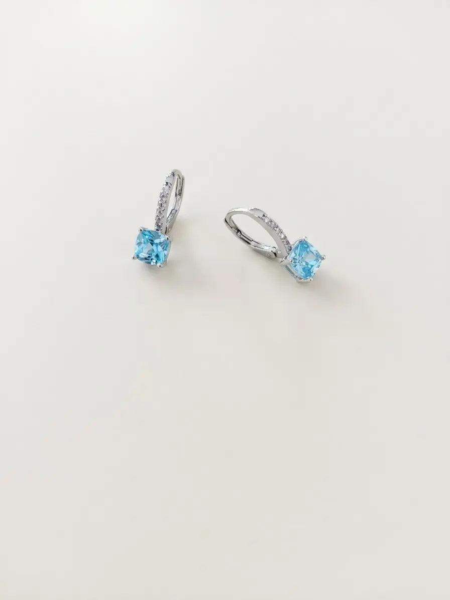 Orecchini a monachella in argento 925 con pietre azzurre quadrate e zirconi bianchi su fondo chiaro, OR0179, CICCO Gioielleria.