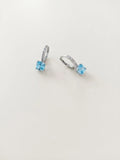Orecchini a monachella in argento 925 con pietre azzurre quadrate e zirconi bianchi su fondo chiaro, OR0179, CICCO Gioielleria.