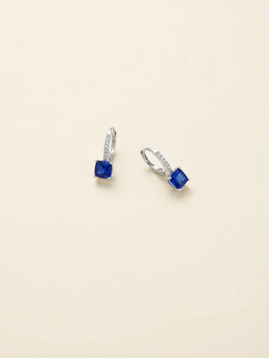 Orecchini a monachella in argento 925 con pietre blu quadrate e zirconi bianchi su fondo chiaro, OR0178, CICCO Gioielleria.
