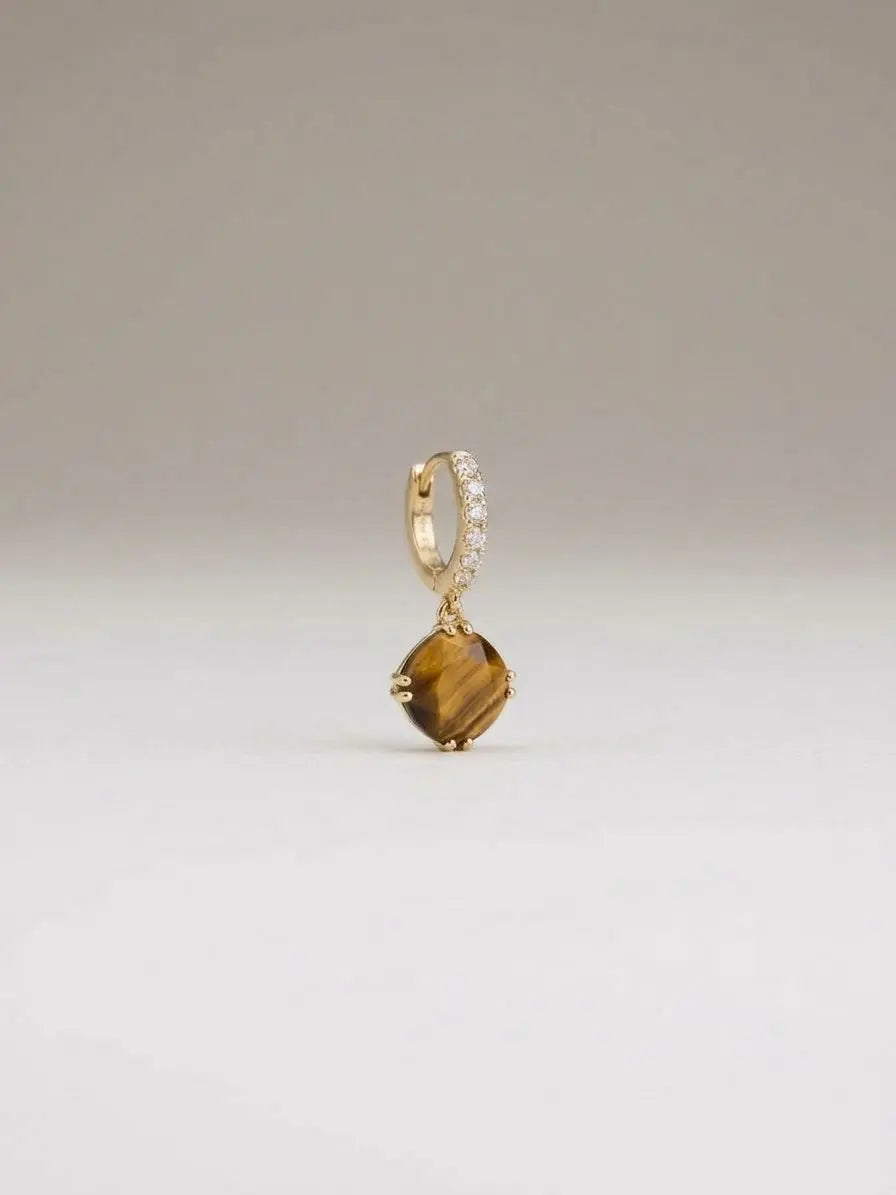 Monorecchino CICCO925 OR0151 in argento 925 dorato con occhio di tigre a rombo e cerchio con zirconi su sfondo chiaro, CICCO Gioielleria.