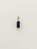 Monorecchino CICCO925 OR0150 in argento 925 dorato con lapis blu a baguette su sfondo chiaro, CICCO Gioielleria.