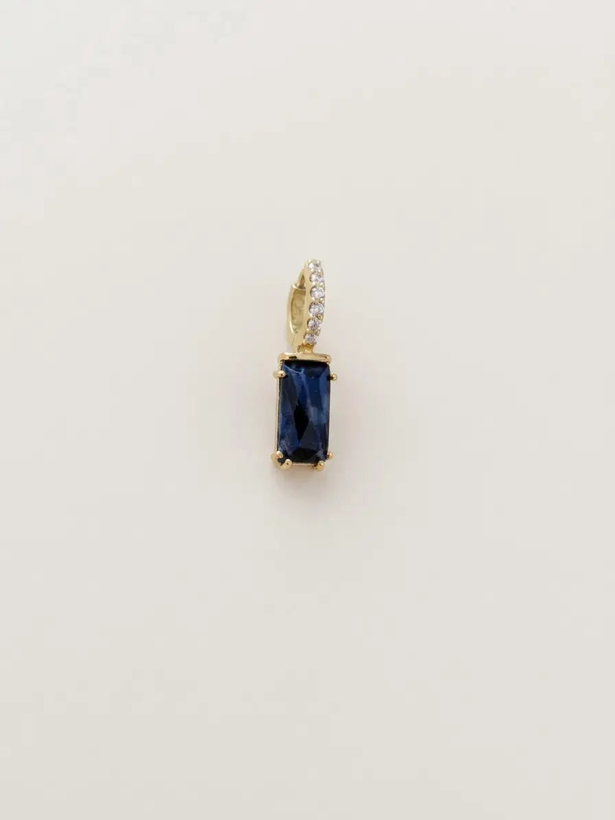 Monorecchino CICCO925 OR0150 in argento 925 dorato con lapis blu a baguette su sfondo chiaro, CICCO Gioielleria.