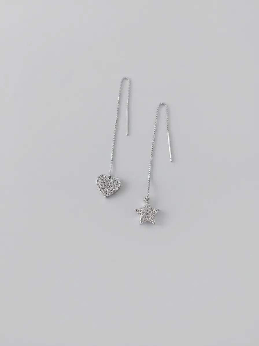 recchini pendenti a filo in argento 925 con cuore e stella luminosi su fondo neutro, OR0147 di CICCO Gioielleria.