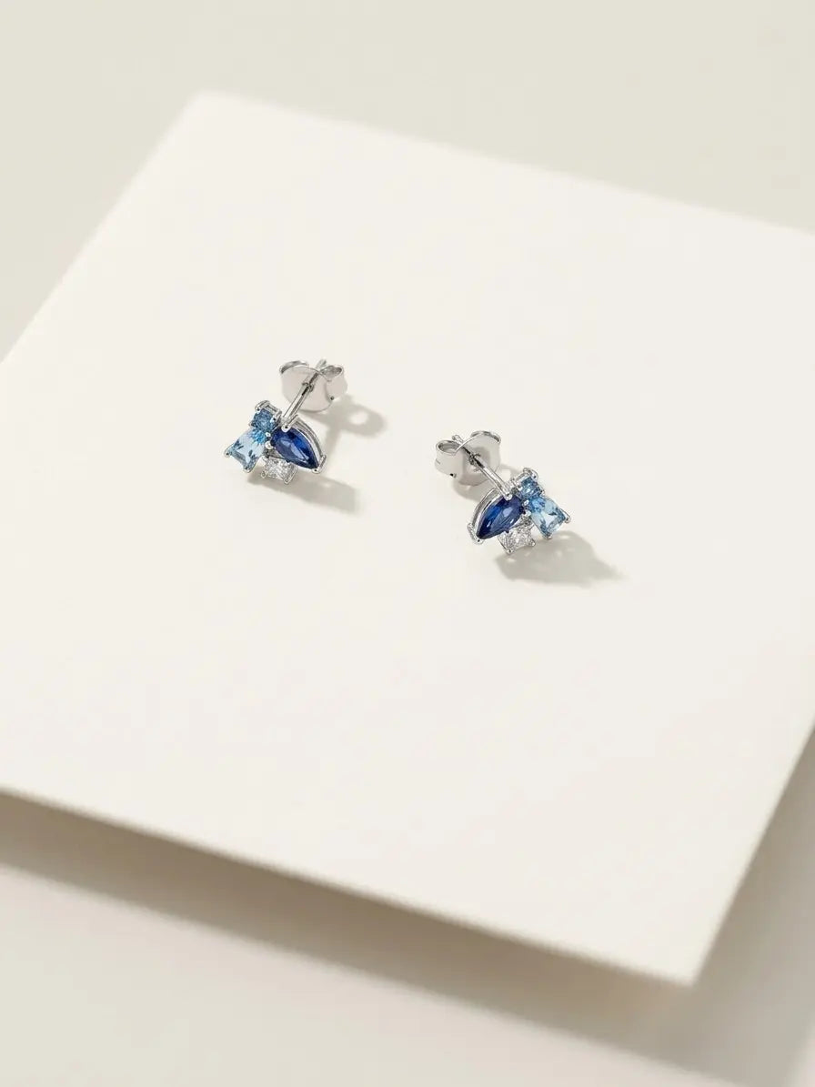Orecchini parilobo CICCO925 OR0168 in argento 925 con pietre blu, azzurre e bianche su sfondo chiaro, CICCO Gioielleria.
