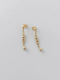 Orecchini pendenti OR0156 in argento 925 dorato con maglie a grumetta, catena sottile e piccole sfere, su sfondo chiaro. CICCO Gioielleria.
