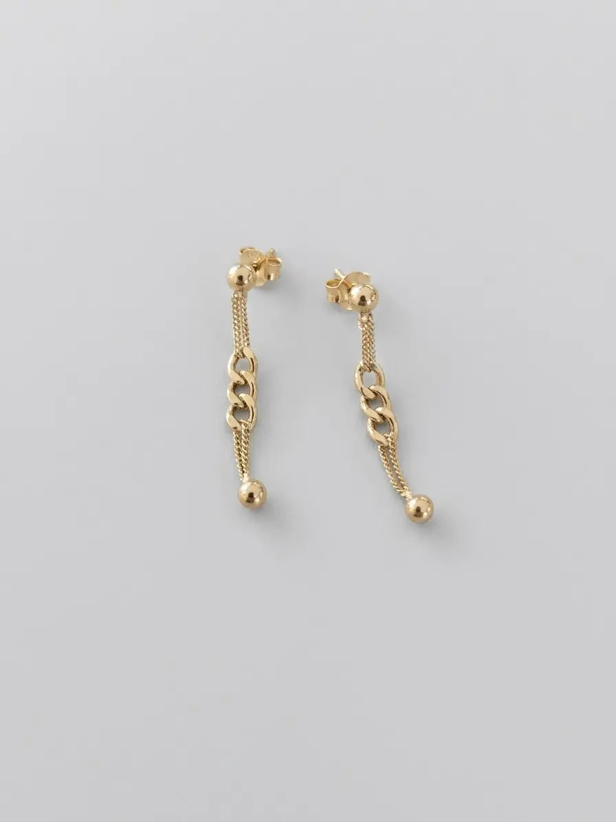 Orecchini pendenti OR0156 in argento 925 dorato con maglie a grumetta, catena sottile e piccole sfere, su sfondo chiaro. CICCO Gioielleria.