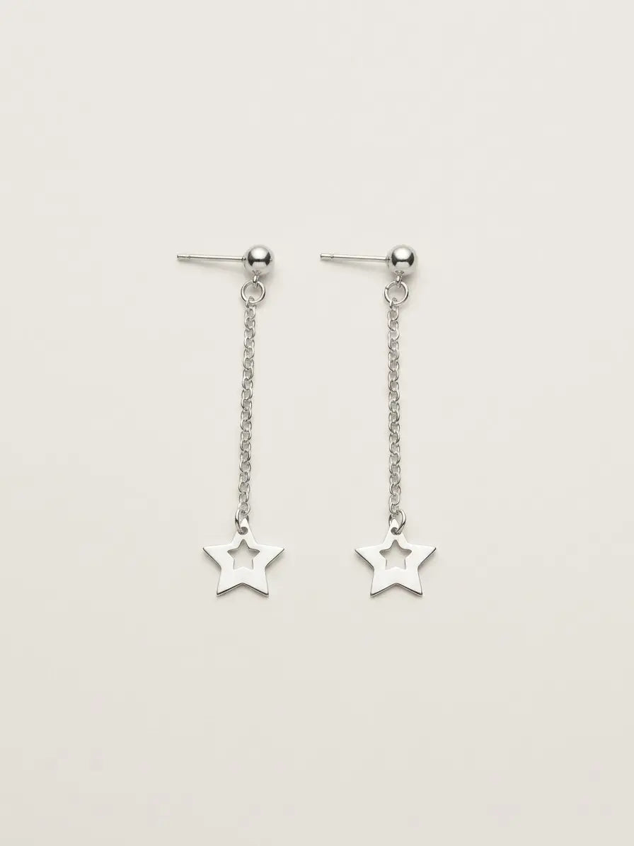 Orecchini pendenti OR0155 in argento 925 con catenina sottile e stella a cinque punte, su sfondo chiaro. CICCO Gioielleria.