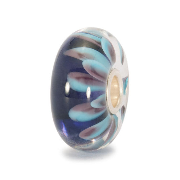 Trollbeads Petali Blu TGLBE-10100 – Bead in vetro di Murano con margherite blu e azzurro e anima in argento 925 – Cicco Gioielleria