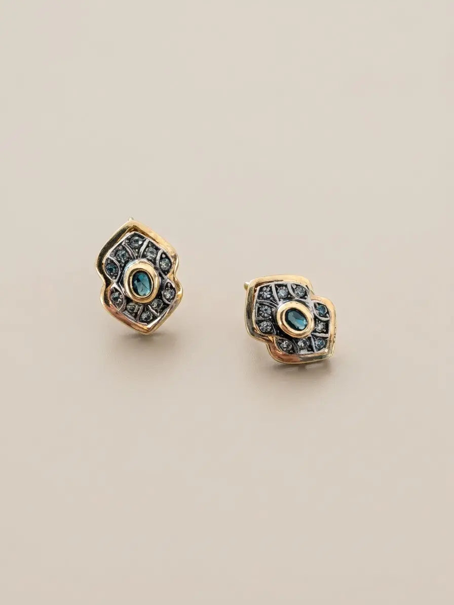Orecchini stile vintage OR0160 in argento 925 con pietra blu ovale e zirconi fumé su sfondo neutro, CICCO Gioielleria.