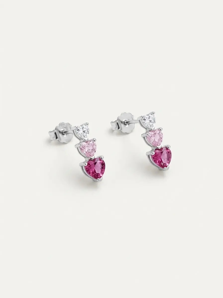 Orecchini a lobo in argento 925 con tre pietre a cuore bianche, rosa e fucsia su fondo chiaro, OR0176, CICCO Gioielleria.