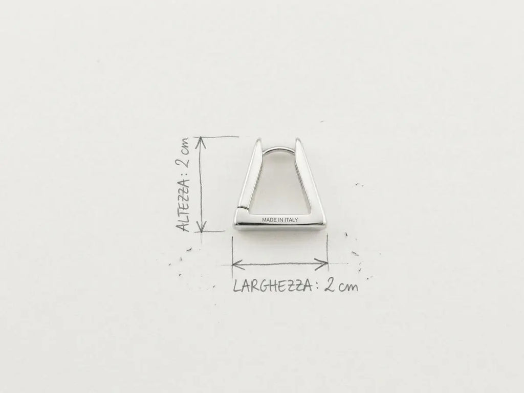 Orecchino triangolare in argento 925 OR0136, con indicazione delle misure: altezza 2 cm e larghezza 2 cm, CICCO Gioielleria.