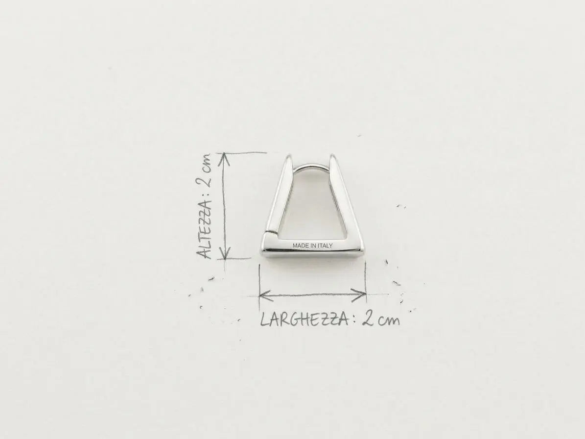Orecchino triangolare in argento 925 OR0136, con indicazione delle misure: altezza 2 cm e larghezza 2 cm, CICCO Gioielleria.
