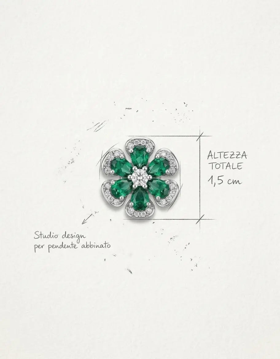 Orecchino a fiore OR0130 in argento 925 con pietre verdi e zirconi bianchi, con indicazione dell’altezza di 1,5 cm.