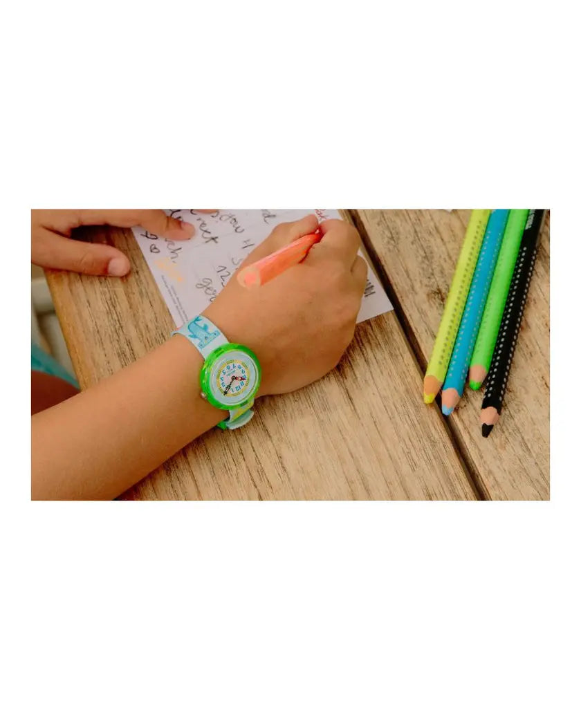 Orologio Flik Flak FBNP232 Colour in Neon indossato da un bambino mentre disegna con pastelli Faber-Castell – CICCO Gioielleria