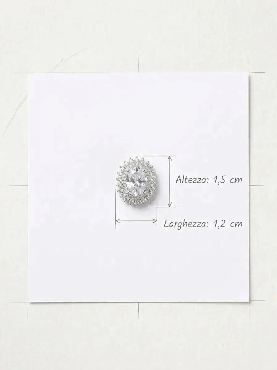 Orecchino a lobo ovale OR0146 in argento 925 con zirconi, con indicazione delle misure: altezza 1,5 cm e larghezza 1,2 cm. CICCO Gioielleria.