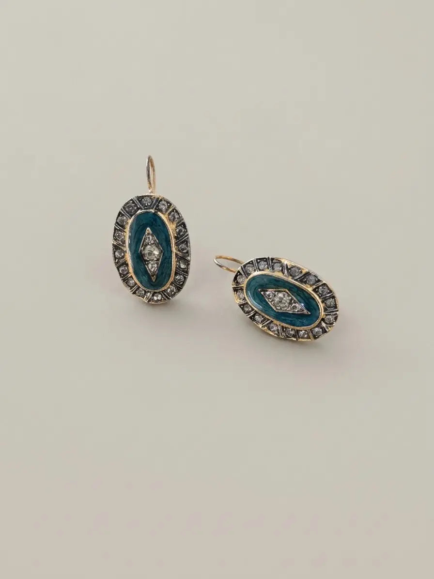 Orecchini ovali OR0162 in argento 925 con smalto verde, zirconi fumé e motivo centrale a rombo su sfondo neutro, CICCO Gioielleria.
