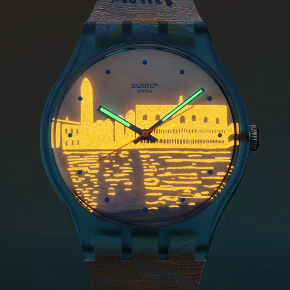 Swatch x Guggenheim SO29Z150 Monet's Palazzo Ducale – Dettaglio quadrante con effetto UV: stampa multicolore di Claude Monet illuminata di arancione – da Cicco Gioielleria