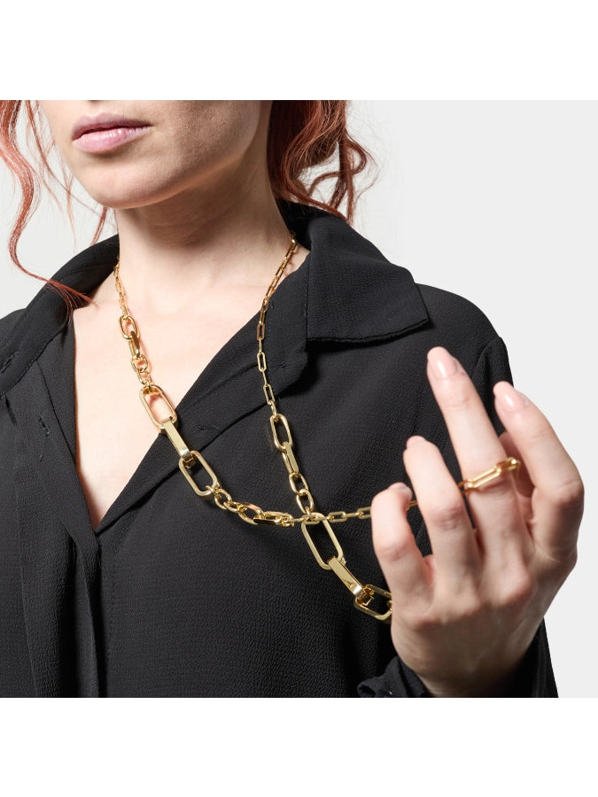 UNOAERRE 2639 indossata – Collana forzatina dorata lunga stile fashion – Cicco Gioielleria
