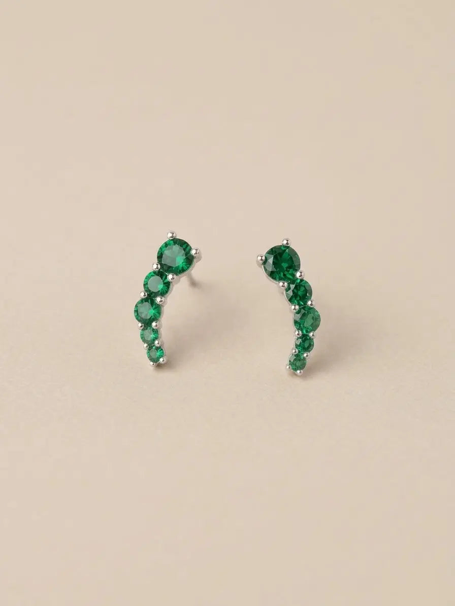 Orecchini a virgola OR0173 in argento 925 con zirconi verdi rotondi a scalare su fondo chiaro, CICCO Gioielleria.