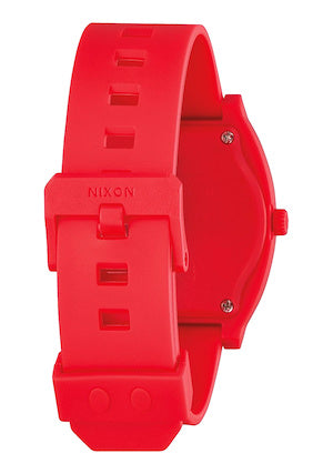 Orologio Nixon Time Teller P Mickey Mouse A119-3098-00 – Vista posteriore – Dettaglio fondello e cinturino rosso in silicone | Cicco Gioielleria